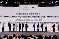 Der Minister für Planung und Investitionen, Nguyen Chi Dung, und Delegierte führten die Eröffnungszeremonie des Programms zur Personalentwicklung in der Halbleiterindustrie bis 2030 mit einer Vision bis 2050 durch.