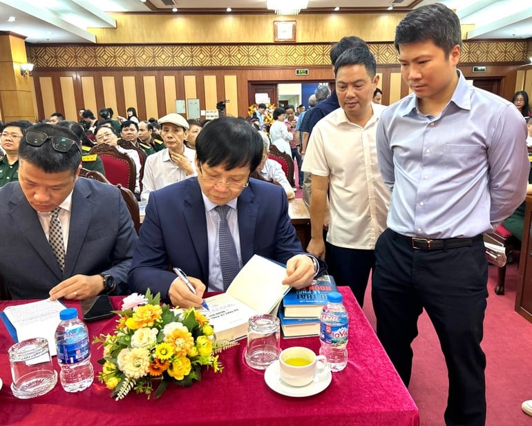 Nhà báo, nhà văn Hồ Quang lợi ký tặng sách độc giả.