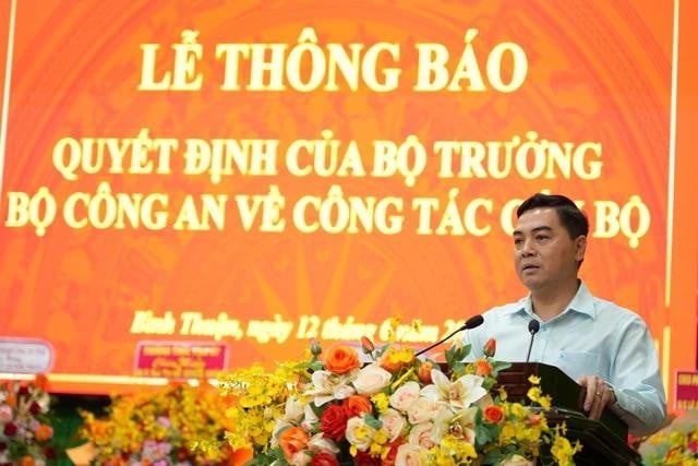 Bí thư Tỉnh ủy Bình Thuận Nguyễn Hoài Anh phát biểu chúc mừng đại tá Lê Quang Nhân nhận nhiệm vụ mới