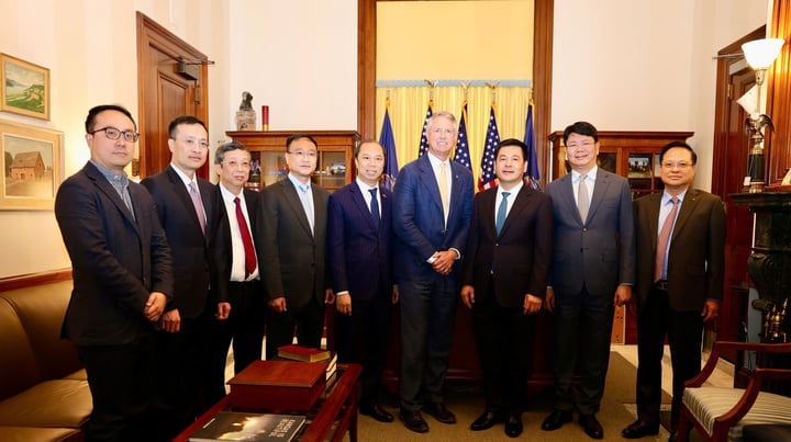 Hai bên chụp ảnh lưu niệm.