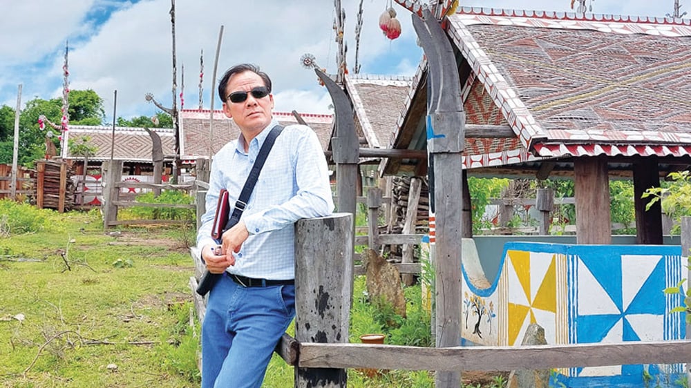 Nhà báo Uông Thái Biểu tại khu nghĩa địa làng Plei Pyang, tỉnh Gia Lai