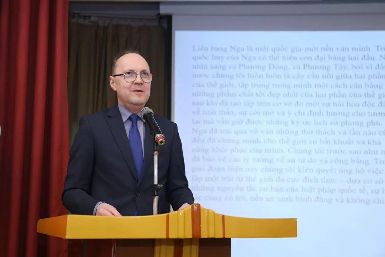 Đại sứ Đặc mệnh Toàn quyền Liên bang Nga tại Việt Nam Gennady Stepanovich Bezdetko phatr biểu khai mạc buổi lễ. (Ảnh: Thành Long)