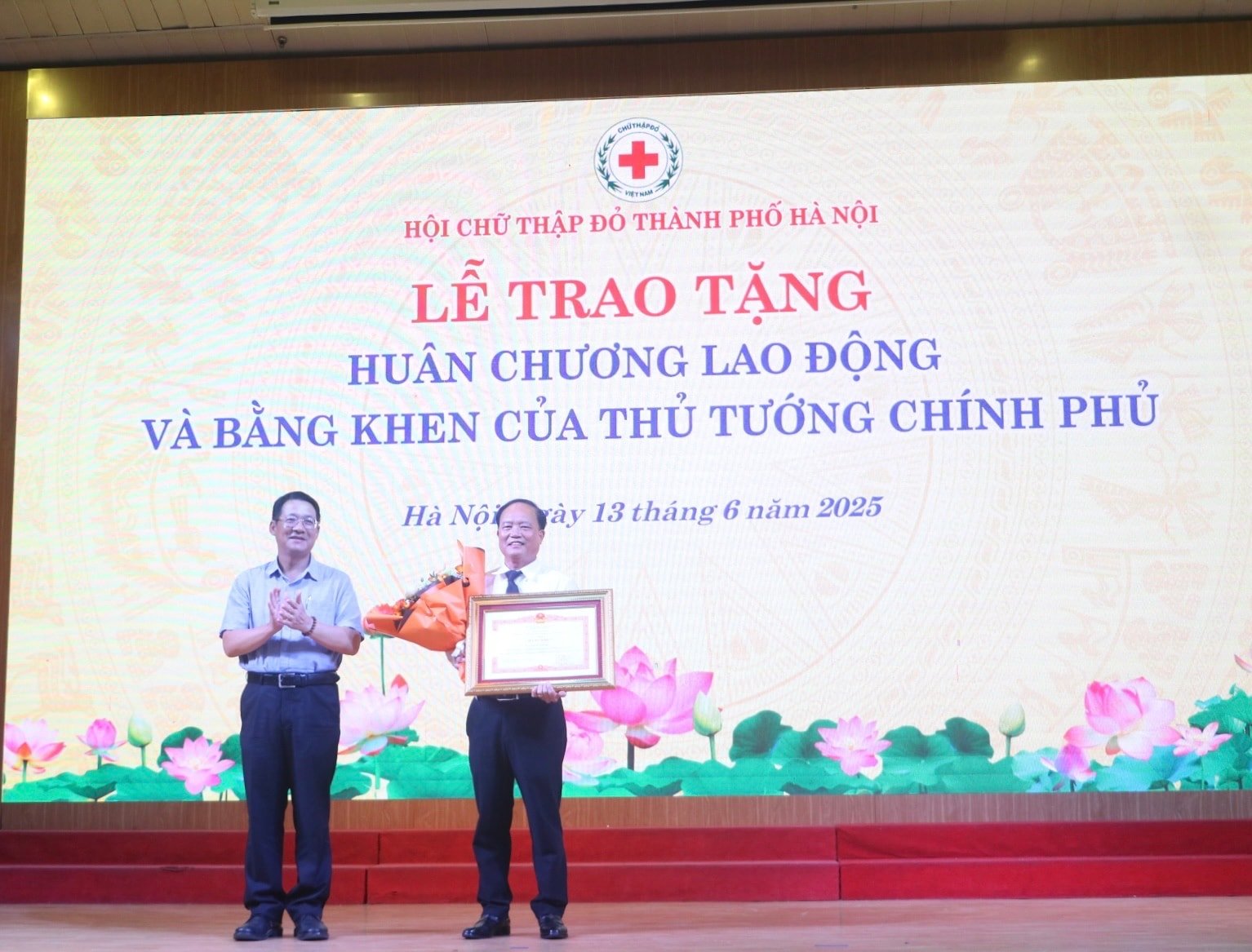 anh-4-trao-bang-khen-chinh-phu.jpg