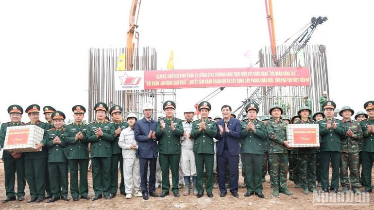 Đại tướng Phan Văn Giang, Bộ trưởng Quốc phòng thăm và động viên lực lượng thi công cầu Phong Châu ngày 6/3/2025 (Ảnh: ĐÌNH HUY)