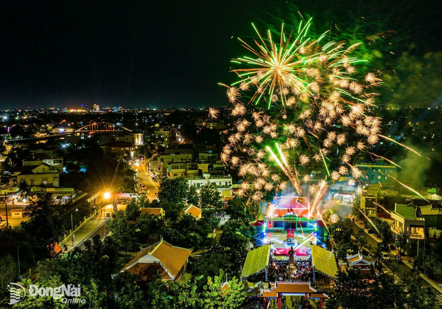 คณะกรรมการประชาชนเมืองเบียนฮัวจุดพลุฉลองวันครบรอบการเสียชีวิตของทัญเฮา เหงียนฮู่คานห์ ภาพโดย: C.T.V