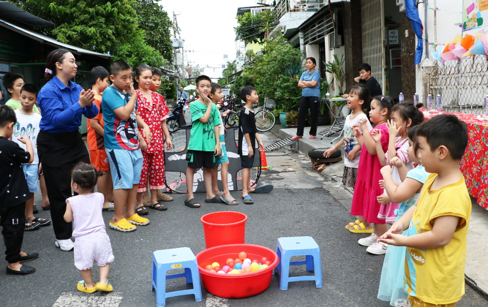 ビンタン区アンラック1区12番地の子どもたちが、体を使ったゲームを始める前にダンスをしている - 写真：トラン・トゥ