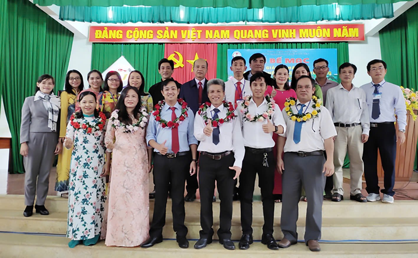 លោក Tran Khac Tri Nhan (ជួរមុខ ទីពីរពីស្តាំ) និងគ្រូបង្រៀនឆ្នើមនៃមហាវិទ្យាល័យវិជ្ជាជីវៈ Phu Yen ត្រូវបានផ្តល់កិត្តិយស។ រូបថត៖ អ្នករួមចំណែក