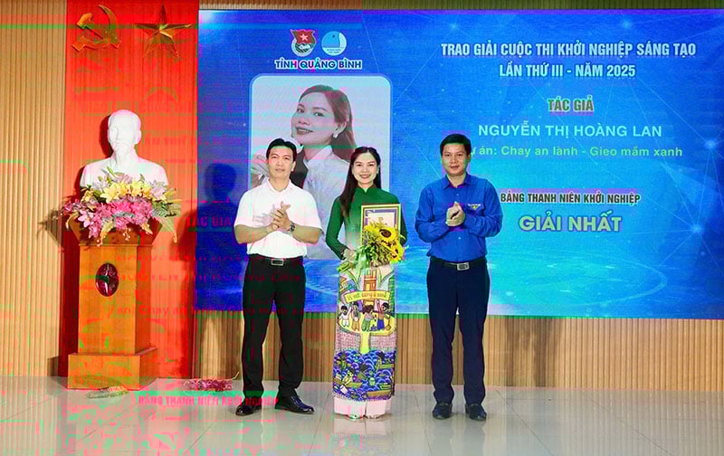 Ban tổ chức trao giải nhất cho thí sinh Nguyễn Thị Hoàng Lan với dự án “Chay an lành-Gieo mầm xanh”.
