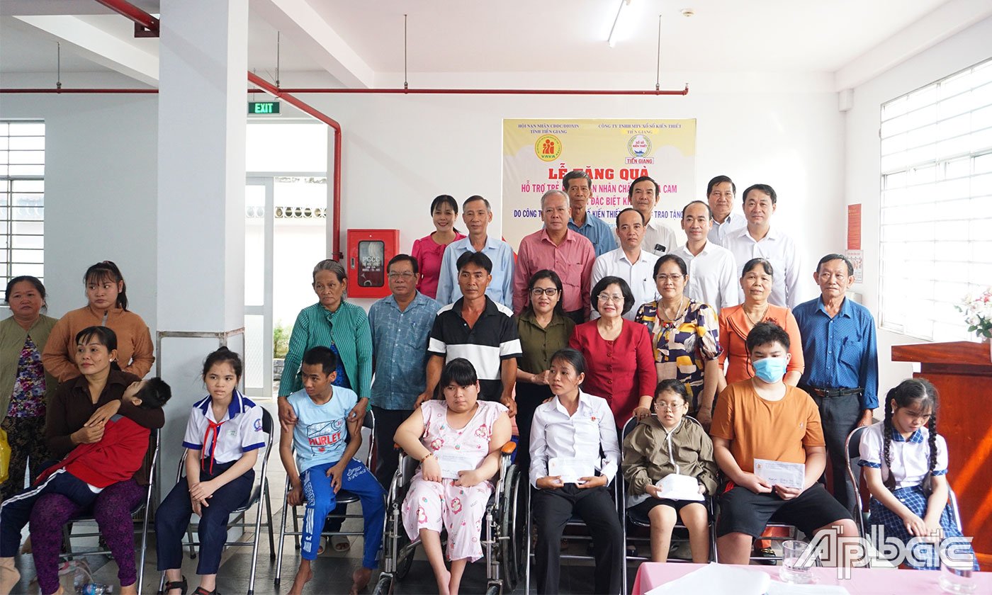 គណៈកម្មាធិការរៀបចំផ្តល់អំណោយដល់កុមារដែលរងគ្រោះដោយភ្នាក់ងារពណ៌ទឹកក្រូច និងស្ថិតក្នុងស្ថានភាពលំបាកជាពិសេស។