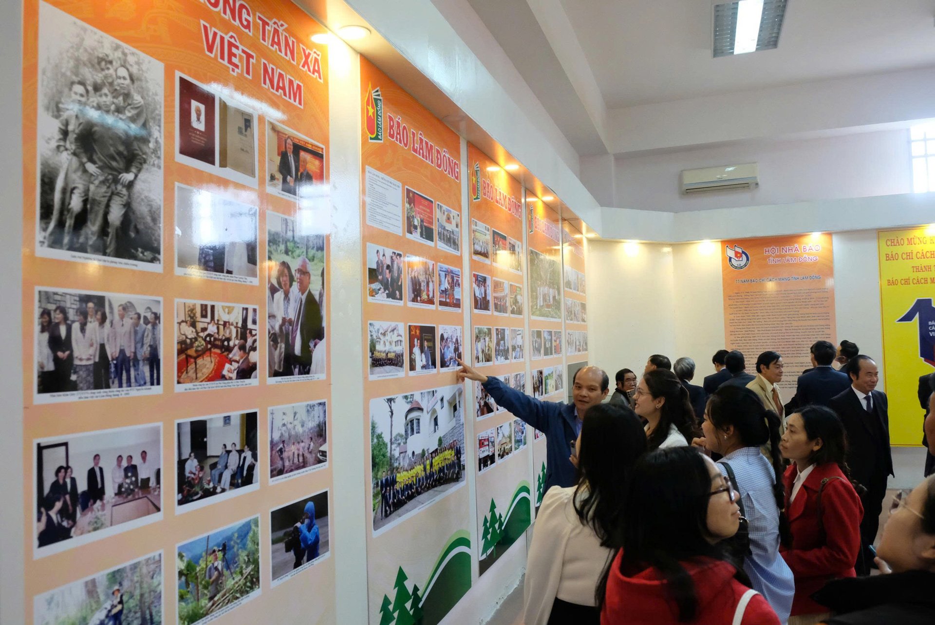 Tham quan triển lãm 100 năm báo chí cách mạng Việt Nam và 77 năm báo chí tỉnh Lâm Đồng