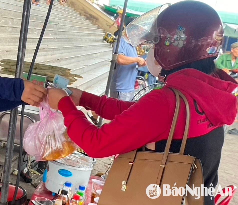 Ngoài những người kinh doanh trực tiếp tại chợ hay hàng quán, mà ngay cả giới bán hàng online cũng đang tìm cách “lách” quy định. Một số người bán yêu cầu khách chuyển khoản vào nhiều tài khoản ngân hàng khác nhau, tránh lặp lại tên chủ tài khoản, hoặc yêu cầu không ghi rõ nội dung chuyển tiền. Thậm chí Các shipper giao hàng online ở các địa phương trên địa bàn tỉnh Nghệ An cũng nhận tiền mặt. Mục đích là để “né” việc bị truy vết doanh thu, từ đó giảm hoặc không kê khai thu nhập thực tế.