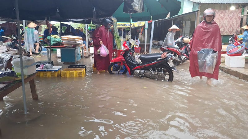 Chợ Phong Nha (thị trấn Phong Nha, Bố Trạch) bị ngập do mưa to kéo dài.