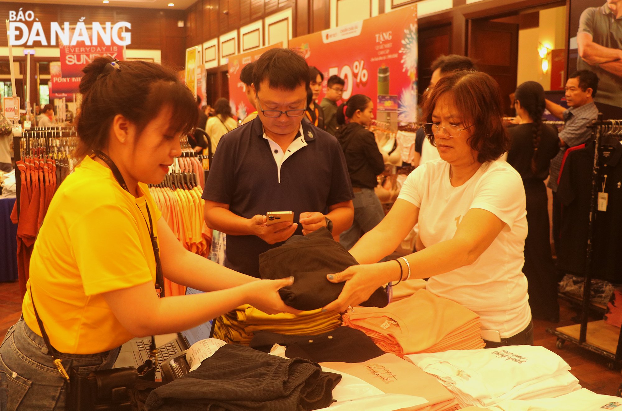 Mega Sale Da Nang 2025 ดึงดูดแบรนด์ต่างประเทศและในประเทศมากกว่า 300 แบรนด์มาร่วมจัดแสดงและแนะนำผลิตภัณฑ์ให้แก่ผู้บริโภคพร้อมแรงจูงใจและโปรโมชั่นที่น่าดึงดูด