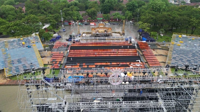 Sân khấu ngoài trời đêm Chung kết cuộc thi Hoa hậu Việt Nam 2024 đã buộc phải tháo dỡ do mưa bão. (Ảnh: BTC)