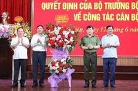 ថ្នាក់ដឹកនាំគណៈកម្មាធិការបក្សខេត្ត និងគណៈកម្មាធិការប្រជាជនខេត្ត Dien Bien ជូនកម្រងផ្កាអបអរសាទរសមមិត្ត Vu Van Dau។ (រូបថត៖ LE LAN)