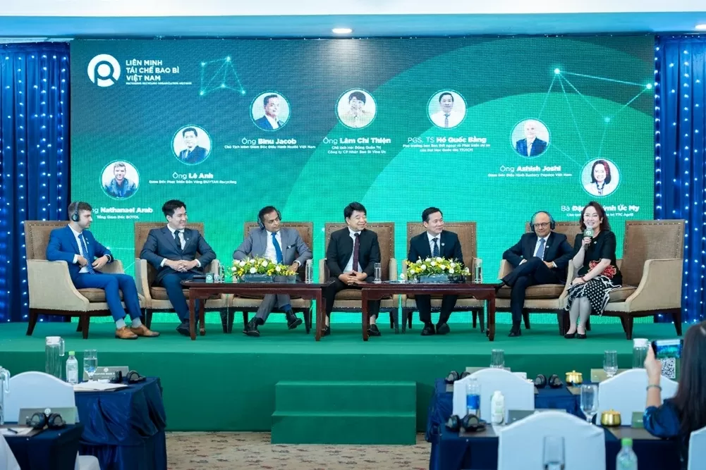 Bà Ức My, Chủ tịch HĐQT AgriS điều phối phiên thảo luận bàn tròn Hội nghị cùng các lãnh đạo cấp cao các tập đoàn trong Liên Minh và ĐH Quốc gia TP.HCM, tập trung vào tam giác 3 Nhà.