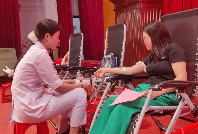Với tinh thần &quot;Một gọi máu cho đi, một cuộc đời ở lại&quot; đã thu hút hàng nghìn người tham gia HMTN tại chương trình &quot;Giọt hồng Đất Mỏ&quot;.
