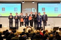 Le Premier ministre Pham Minh Chinh a assisté à la signature d'un accord de coopération stratégique entre Vietnam National Shipping Lines (VIMC) et HDF (Energie).