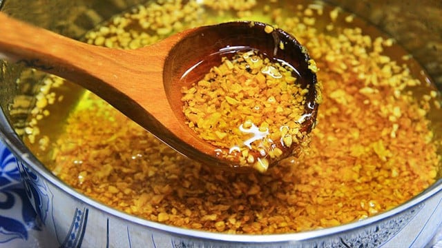 Mách bạn cách phi tỏi vàng ươm, giòn ngon, không lo bị đắng- Ảnh 3.