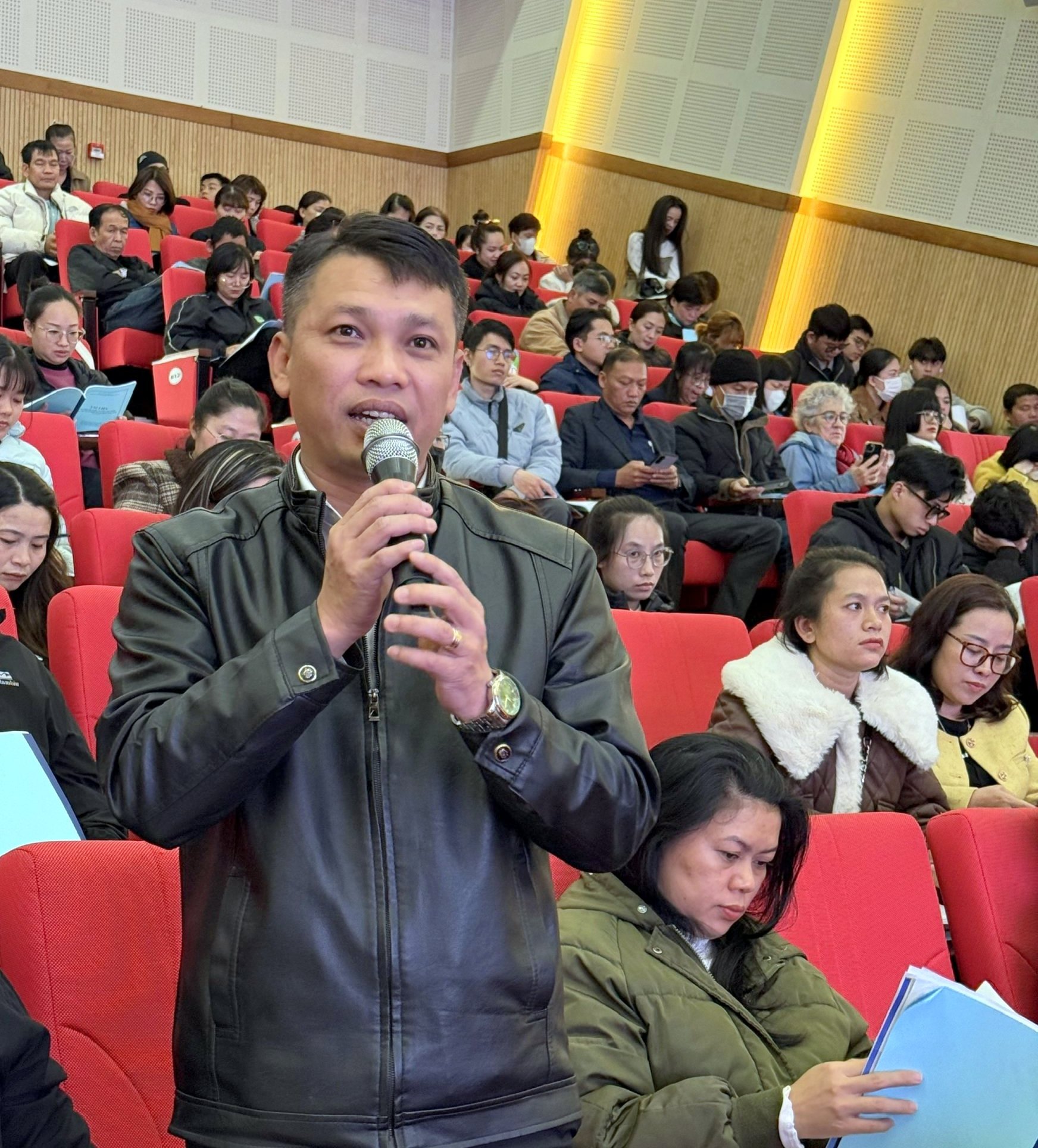 Đại diện cơ sở thực phẩm tham gia thảo luận tại hội nghị