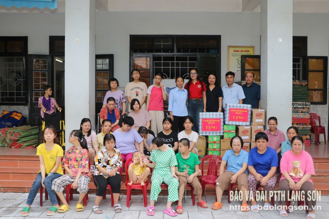 Leaders of the Provincial Vietnam Fatherland Front Committee and the Provincial Red Cross Society presented gifts to children at Vinh Son Charity Shelter.