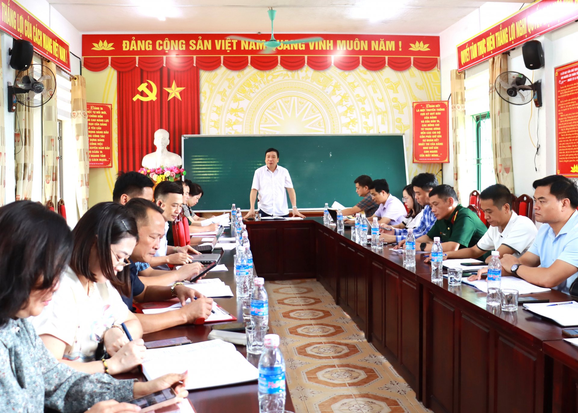 Phó Trưởng ban Tuyên giáo và Dân vận Tỉnh ủy Nguyễn Văn Hưng phát biểu tại buổi làm việc với Ban chỉ đạo kỳ thi huyện Quản Bạ.