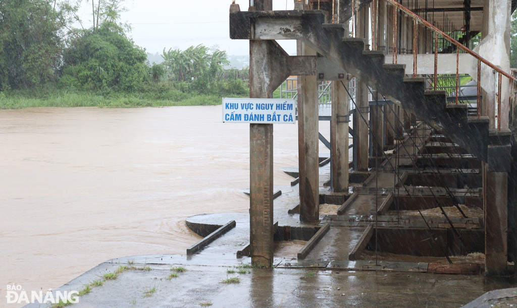 Lũ trên sông Yên tại đập dâng An Trạch đang đạt đỉnh vào chiều tối (12-6) . Ảnh: HOÀNG HIỆP 