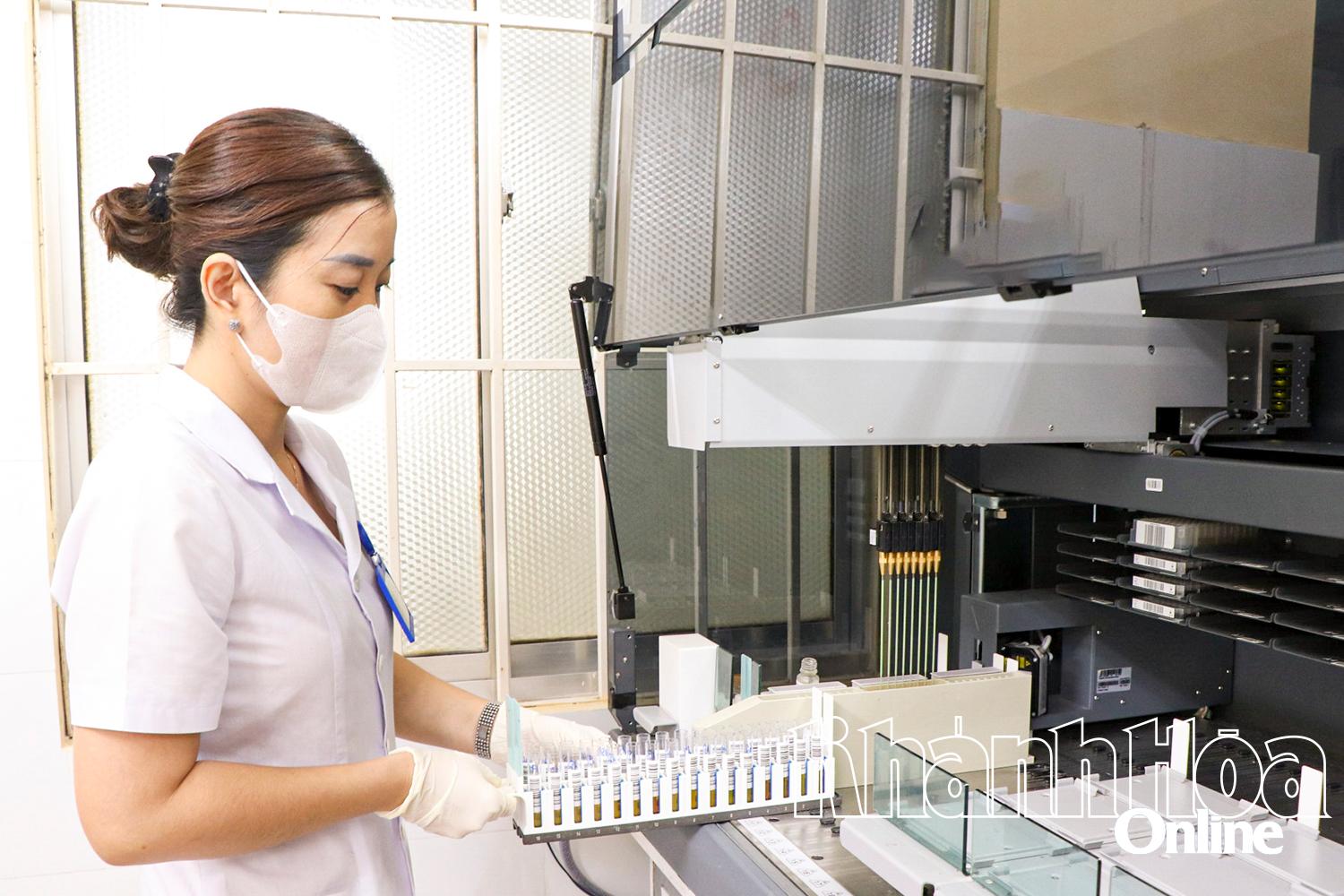 Cán bộ của Trung tâm Huyết học - Truyền máu tỉnh chuẩn bị công đoạn xét nghiệm, sàng lọc các đơn vị máu hiến.
