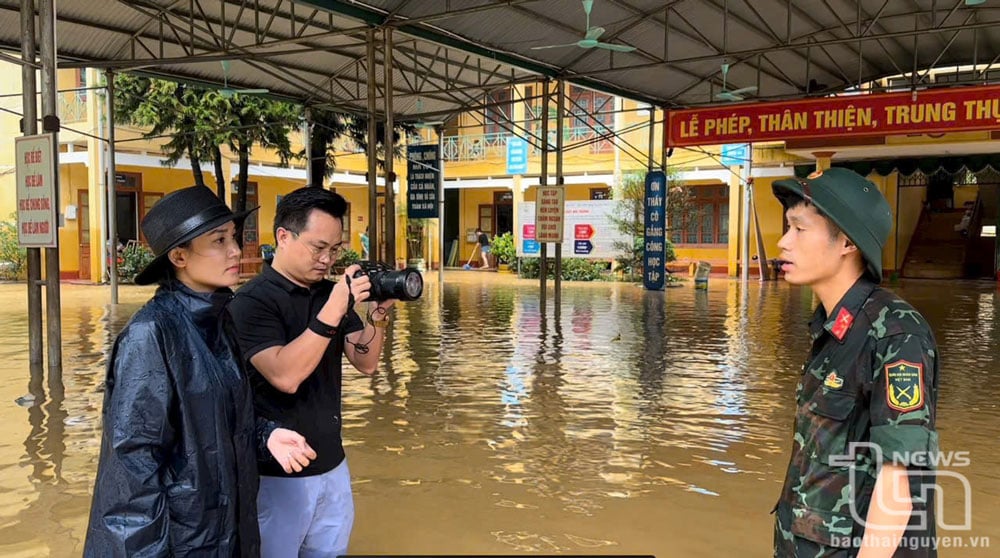 Les reporters Nguyen Ngoc et Hoai Anh travaillent à l'école primaire Tuc Duyen (ville de Thai Nguyen).