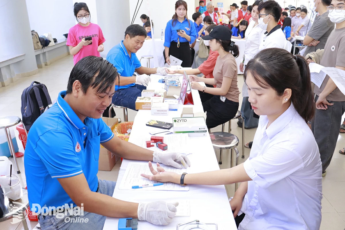 Personal, profesores y estudiantes de la Facultad de Medicina de Dong Nai participan en la donación voluntaria de sangre en 2025. Foto: M. Nhat  