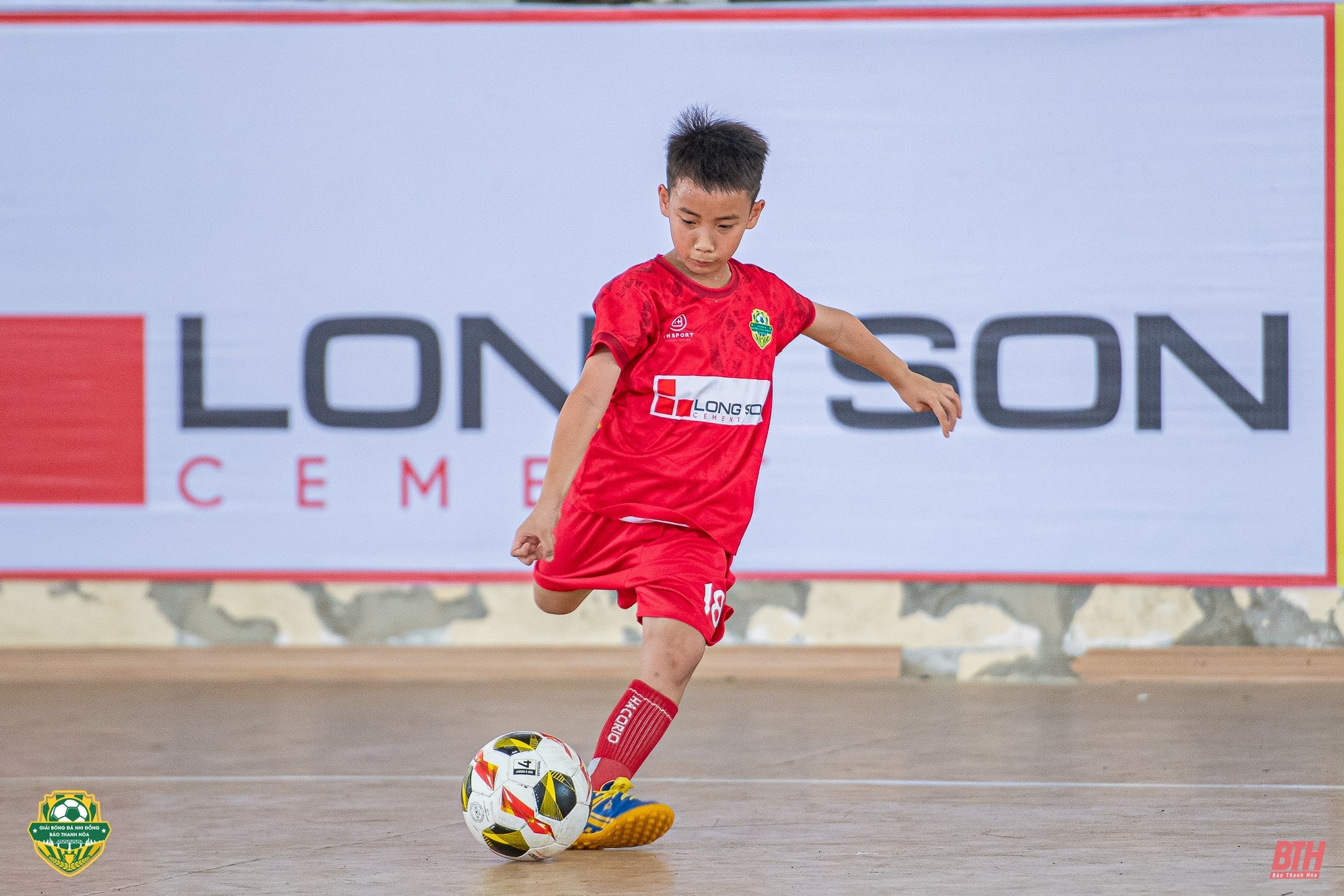 Rostros destacados homenajeados en el IV Torneo de Fútbol Infantil del Periódico Thanh Hoa 2025 - Copa de Cemento Long Son
