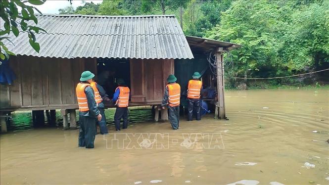 Đồn Biên phòng Làng Ho (Bộ đội Biên phòng Quảng Bình) hỗ trợ, giúp đỡ di dời 10 hộ, 52 người dân bản Mít Cát, xã Kim Thủy, huyện Lệ Thủy đến vị trí an toàn. Ảnh: TTXVN