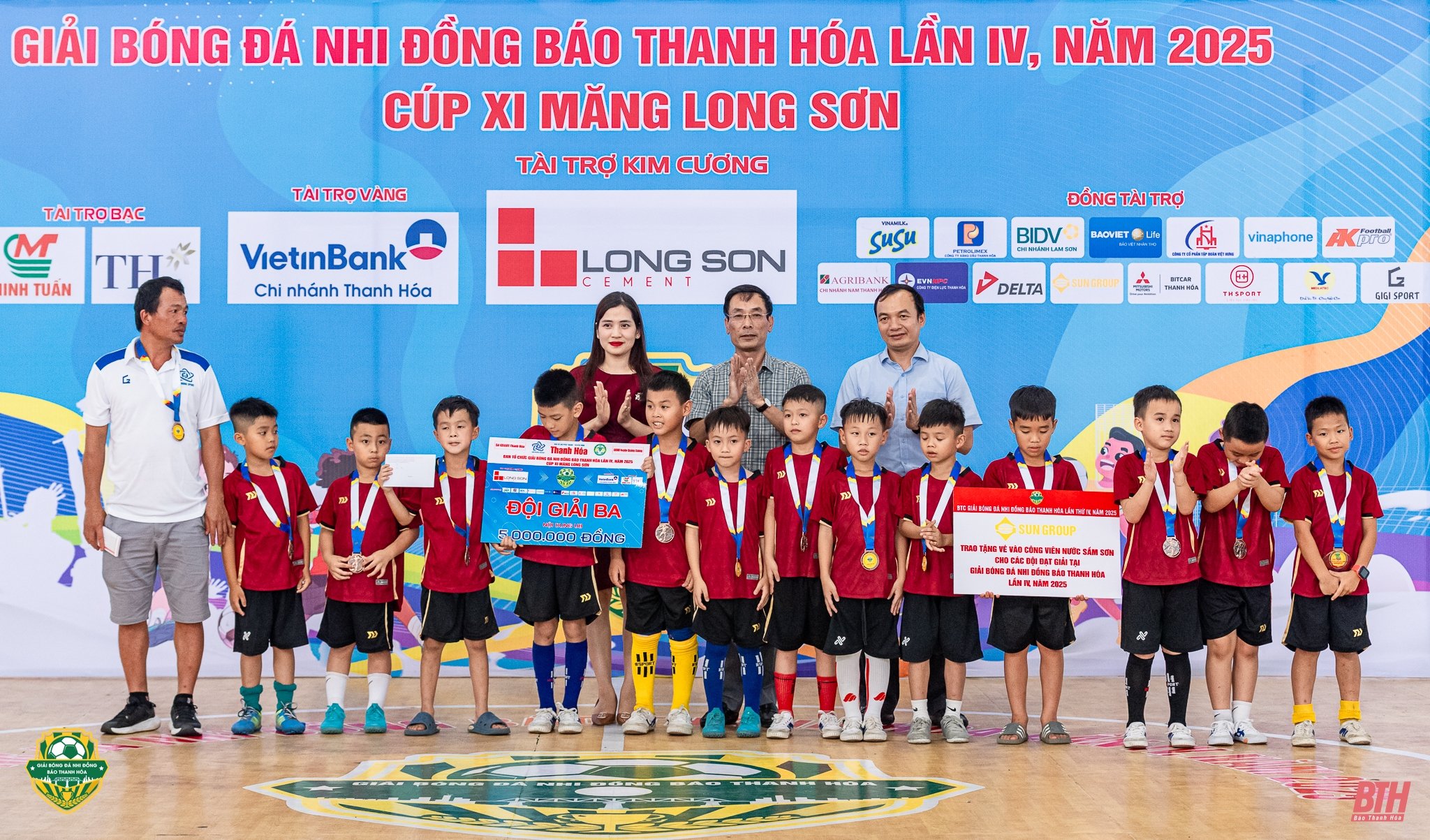 Rostros destacados homenajeados en el IV Torneo de Fútbol Infantil del Periódico Thanh Hoa 2025 - Copa de Cemento Long Son