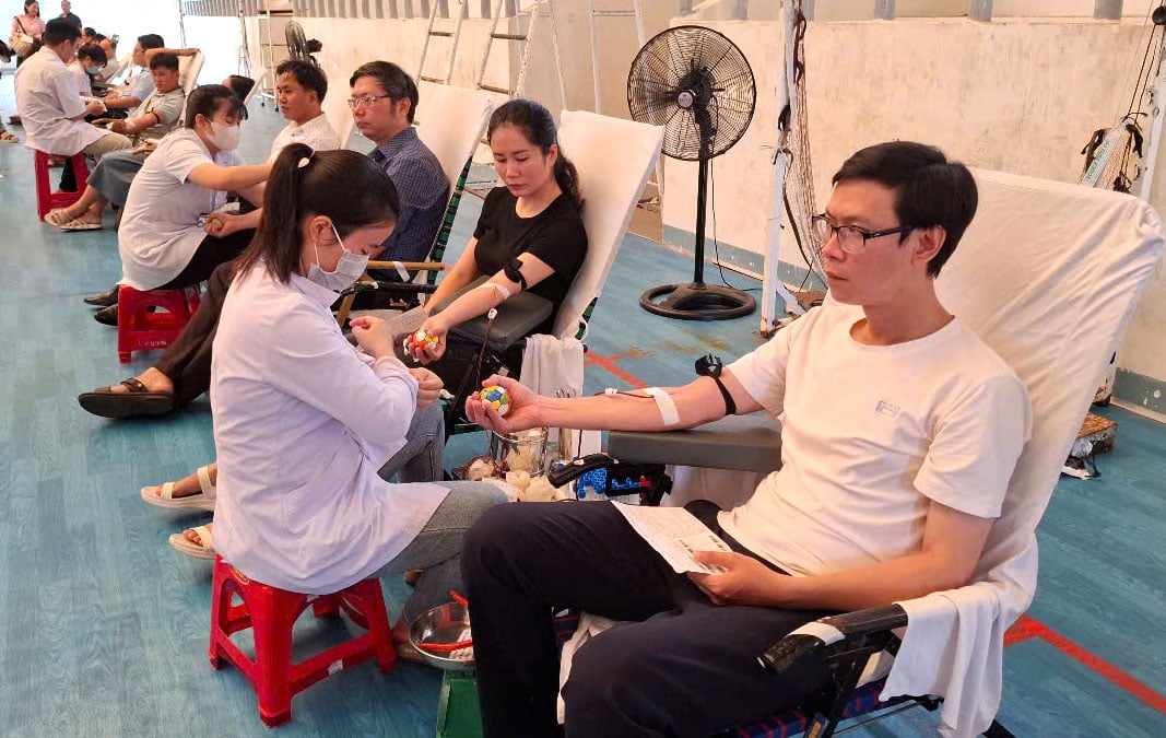 Cán bộ công chức, viên chức, đoàn viên thanh niên tham gia hiến máu. Ảnh: TRÂM TRÂN
