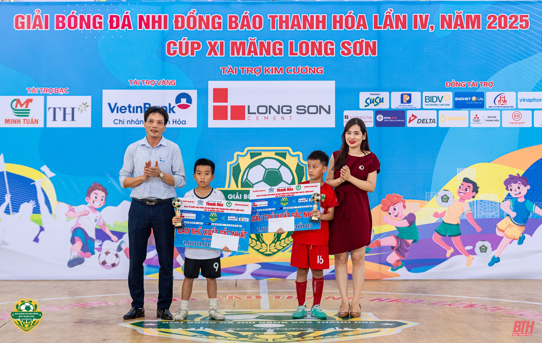 Rostros destacados homenajeados en el IV Torneo de Fútbol Infantil del Periódico Thanh Hoa 2025 - Copa de Cemento Long Son