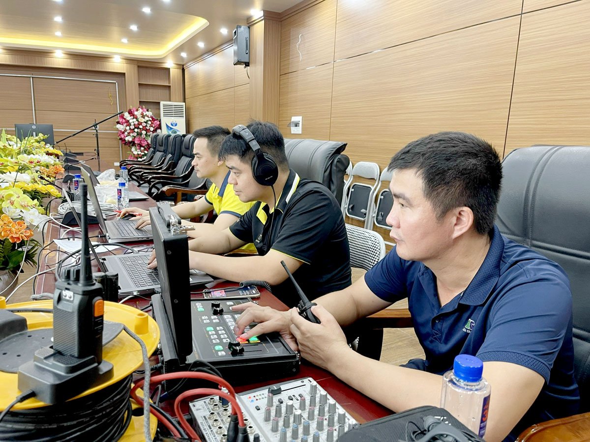 Phóng viên, kỹ thuật viên Báo Hà Giang thực hiện Livestream Giải Bóng bàn Báo Hà Giang năm 2025