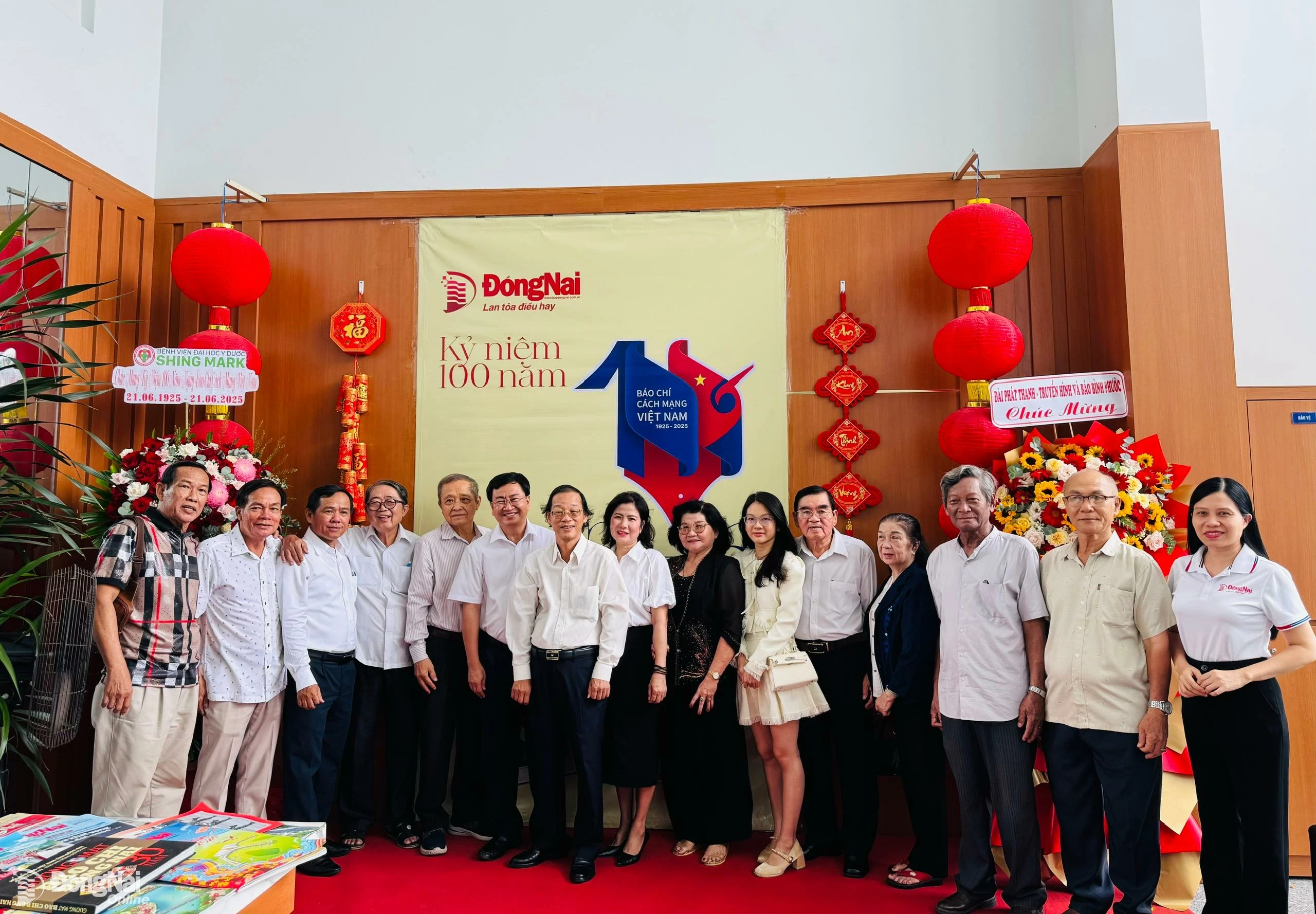 Các thế hệ làm báo Báo Đồng Nai chụp hình lưu niệm nhân kỷ niệm 100 năm Ngày Báo chí cách mạng Việt Nam. Ảnh: Hạnh Dung