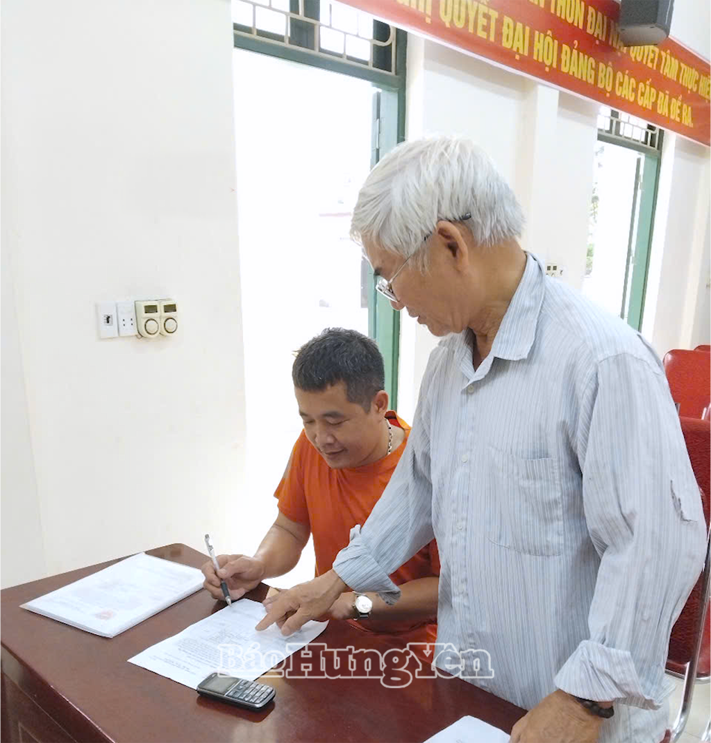 សមាជិកគណៈកម្មាធិការរណសិរ្សមាតុភូមិវៀតណាម ទីរួមខេត្ត Vuong ស្រុក Tien Lu បានសម្របសម្រួលប្រមូលមតិសាធារណៈអំពីការរៀបចំអង្គភាពរដ្ឋបាល។