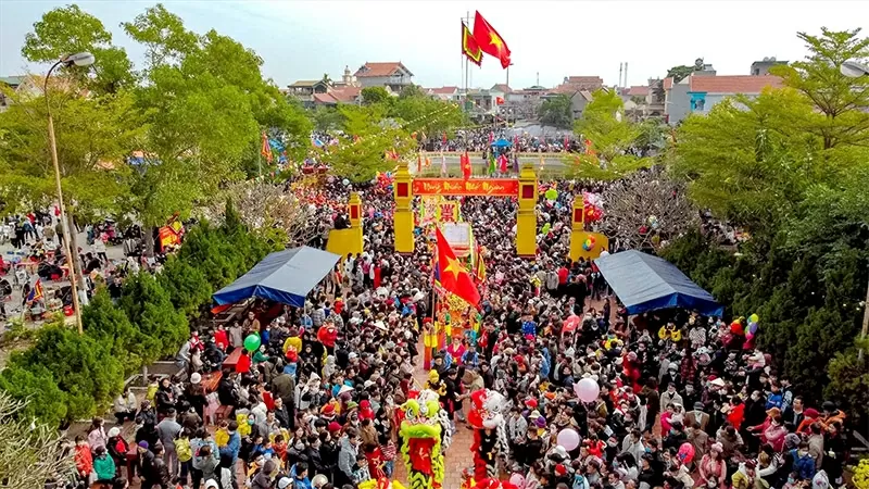 Lễ hội Đình Quan Lạn (Vân Đồn, Quảng Ninh) mang đậm giá trị lịch sử mà còn là một đợt sinh hoạt văn hóa tín ngưỡng dân gian, phản ánh sâu sắc văn hóa biển đảo đặc trưng của cư dân Vân Đồn.