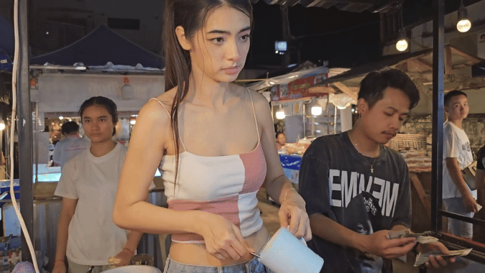 Cô chủ xinh như hoa hậu khiến quán cơm trứng đông nghịt khách - 1