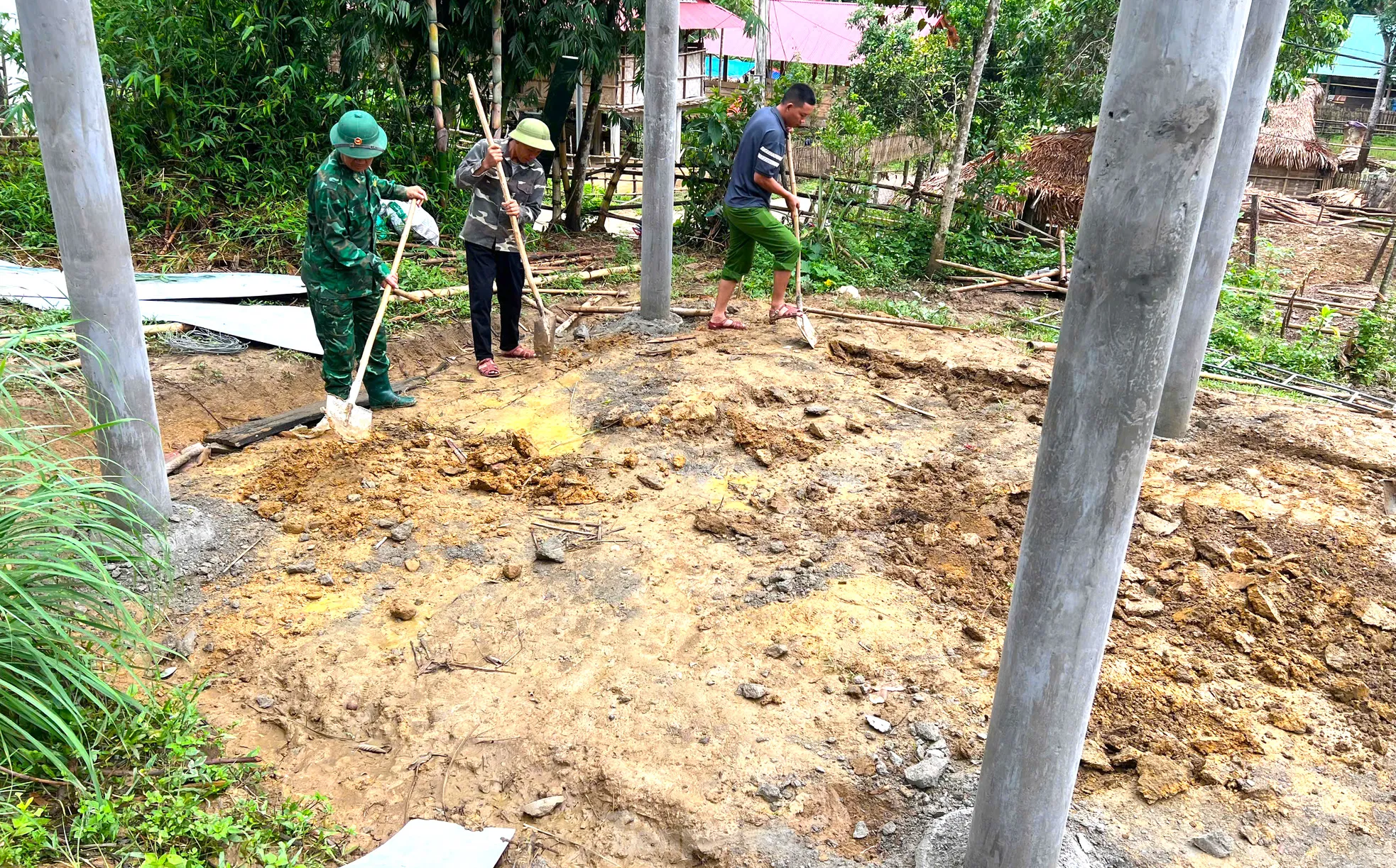 Giúp người nghèo an cư lạc nghiệp trong những ngôi nhà mới ở Nghệ An ảnh 18