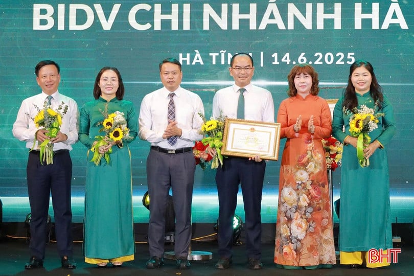 Lãnh đạo Ngân hàng Nhà nước Khu vực VIII trao bằng khen của Thống đốc Ngân hàng Nhà nước Việt Nam cho BIDV Hà Tĩnh.