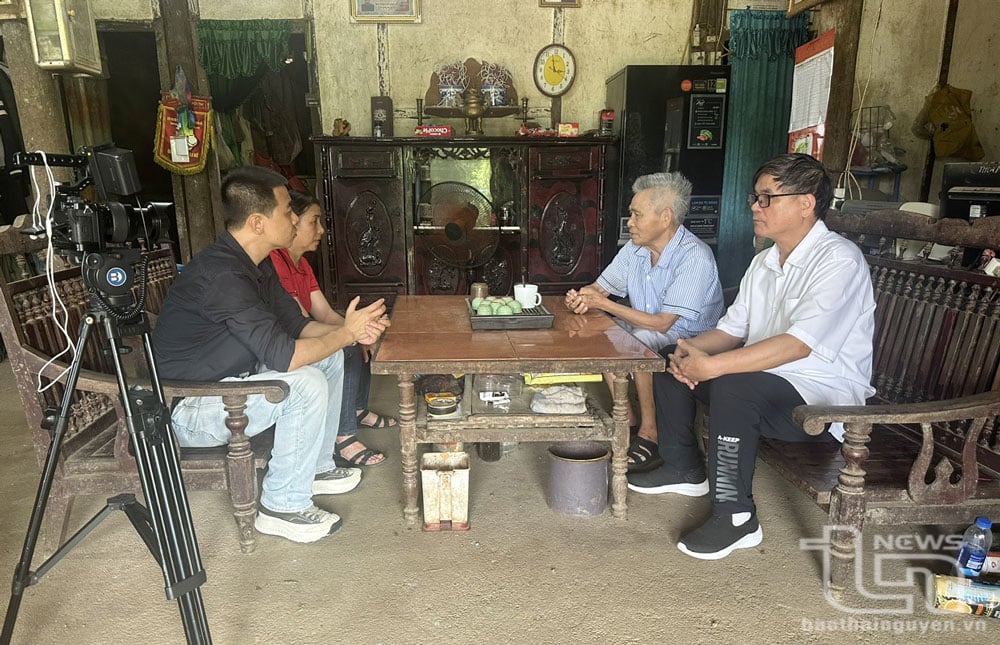 Ông Hoàng Đức Chiêm và bà Nông Thị Tiên trao đổi về những năm tháng Báo Việt Nam Độc Lập đóng tại quê hương Hồng Việt - Hòa An.