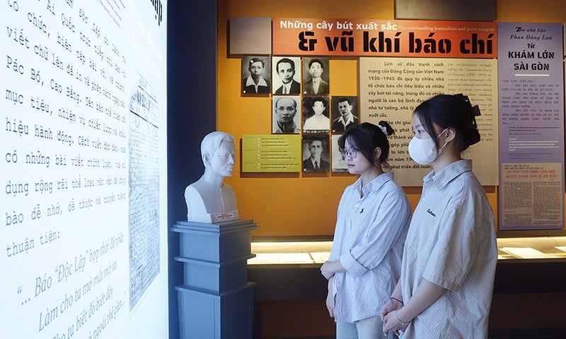 Không gian trưng bày tại Bảo tàng Báo chí Việt Nam trang trọng giới thiệu về các nhà báo xuất sắc, trong đó có Đại tướng Võ Nguyên Giáp.