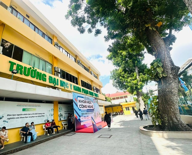 Học phí đào tạo bác sĩ tại Trường ĐH Y khoa Phạm Ngọc Thạch 55,2 triệu đồng - Ảnh 1.