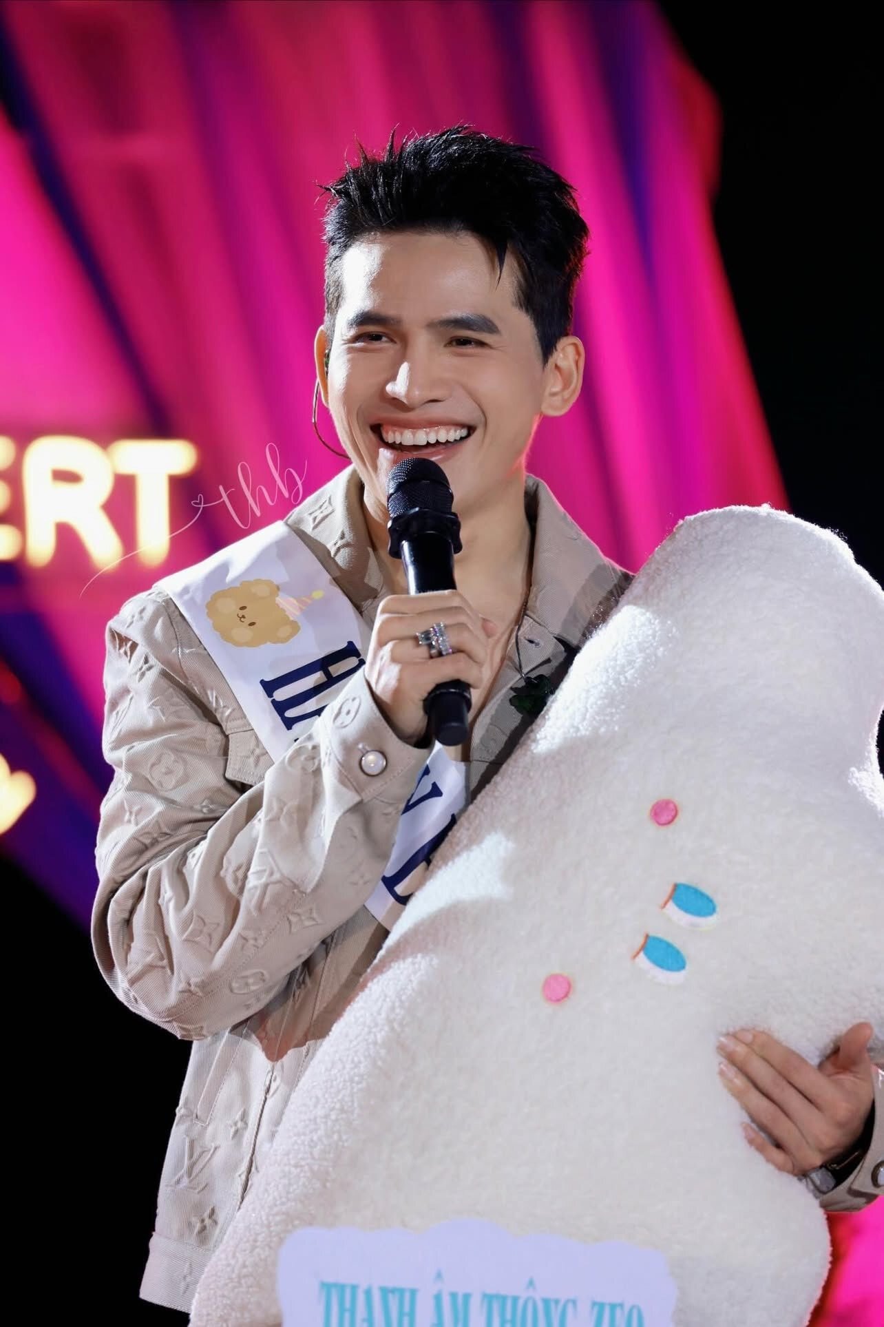 Quoc Thien គឺជាអ្នកចម្រៀងប្រុស។