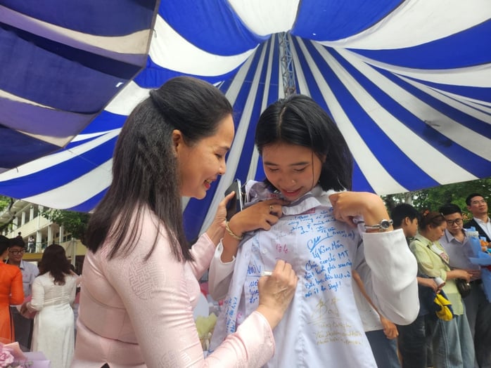 Cô hiệu trưởng nói với học sinh lớp 12: Chỉ cần "xanh" đã là một cách để sống đẹp. - Ảnh 3.