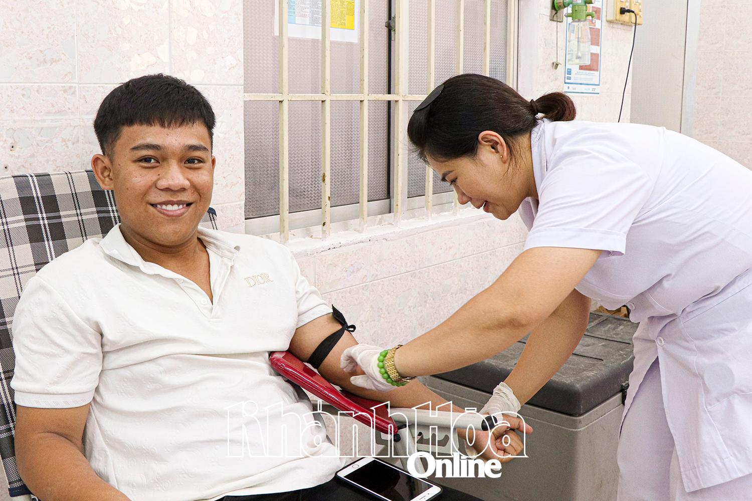 Cán bộ Trung tâm Huyết học - Truyền máu tỉnh lấy máu hiến 
của các tình nguyện viên.
