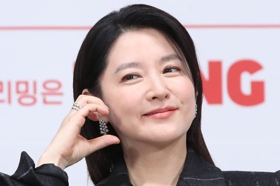 Quốc bảo nhan sắc Hàn Quốc Lee Young Ae tự tin khoe nếp nhăn ở tuổi 54 - 4