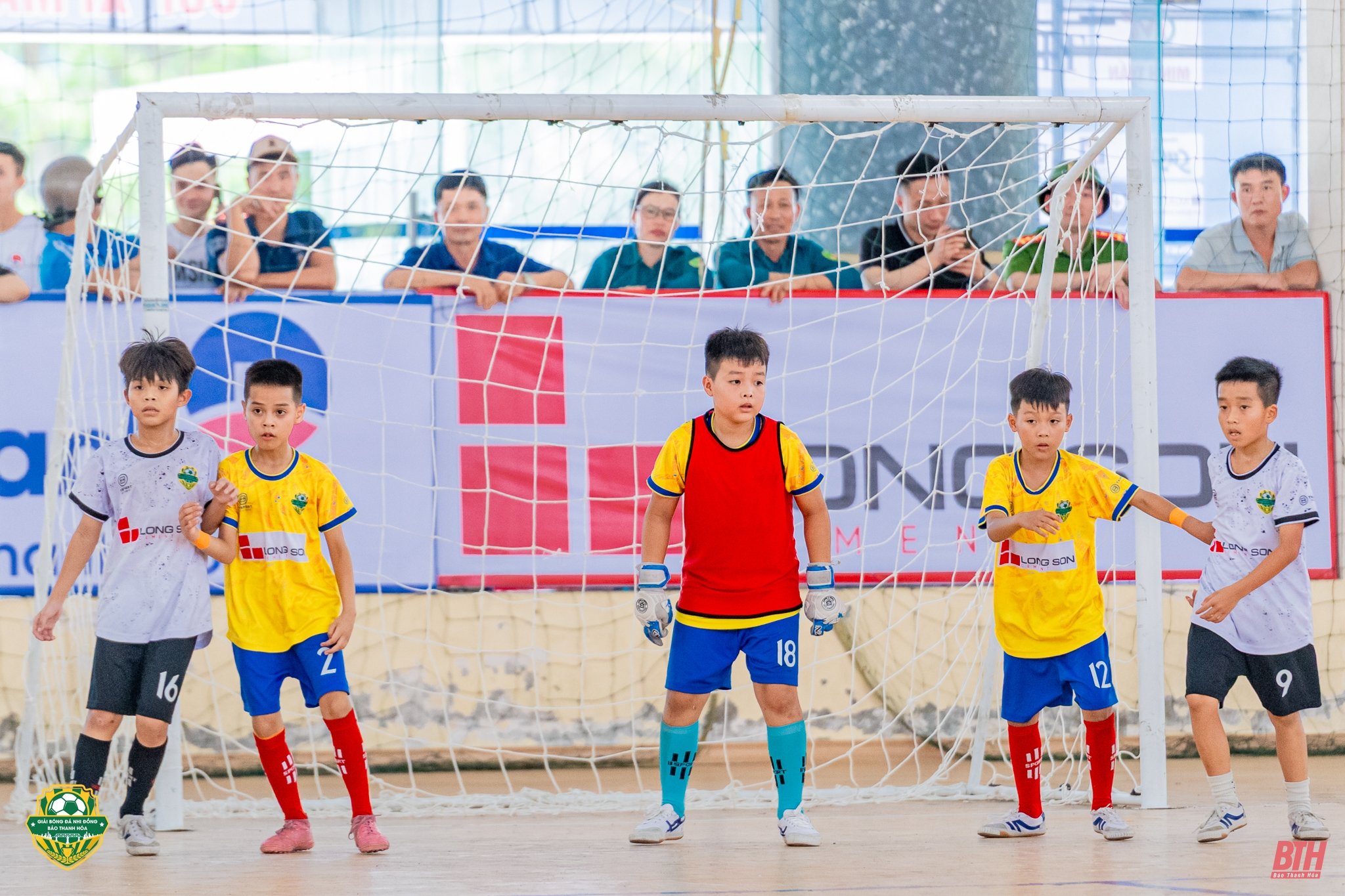 Rostros destacados homenajeados en el IV Torneo de Fútbol Infantil del Periódico Thanh Hoa 2025 - Copa de Cemento Long Son